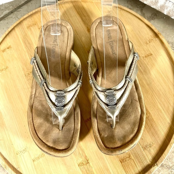 Minnetonka Gold leather Thong Sandal Slip On Women's Size  8 Rope & Silver. - Picture 3 of 9